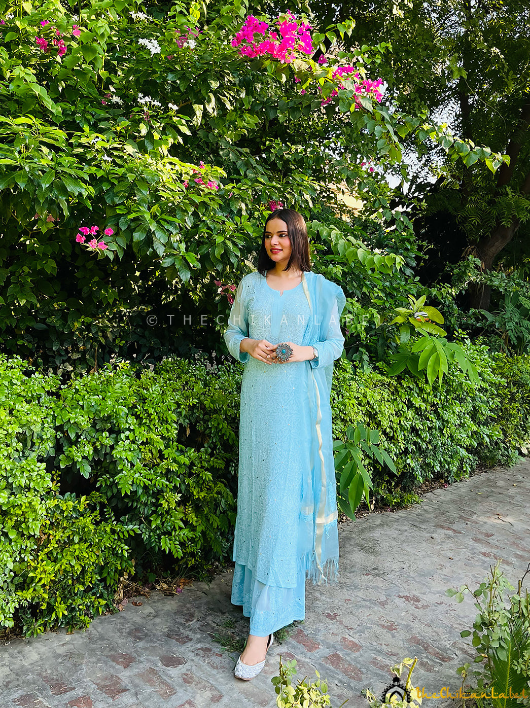 Hand-embroidered viscose kurta set for women with floral details