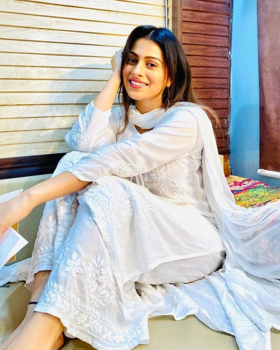 Aparna_Dixit_in_White_Chikankari_Kurta_Set