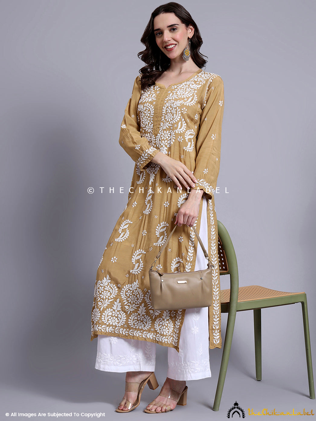 Artisanal kurti in muslin fabric with floral chikankari embroidery designed for cultural gatherings.

